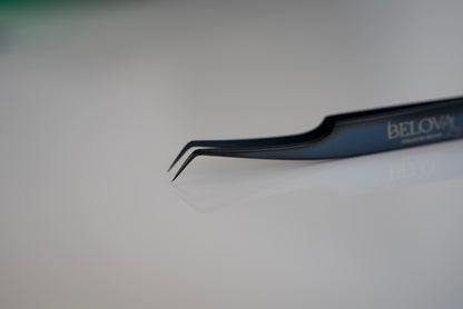 Pince à cils en volume coudée en L