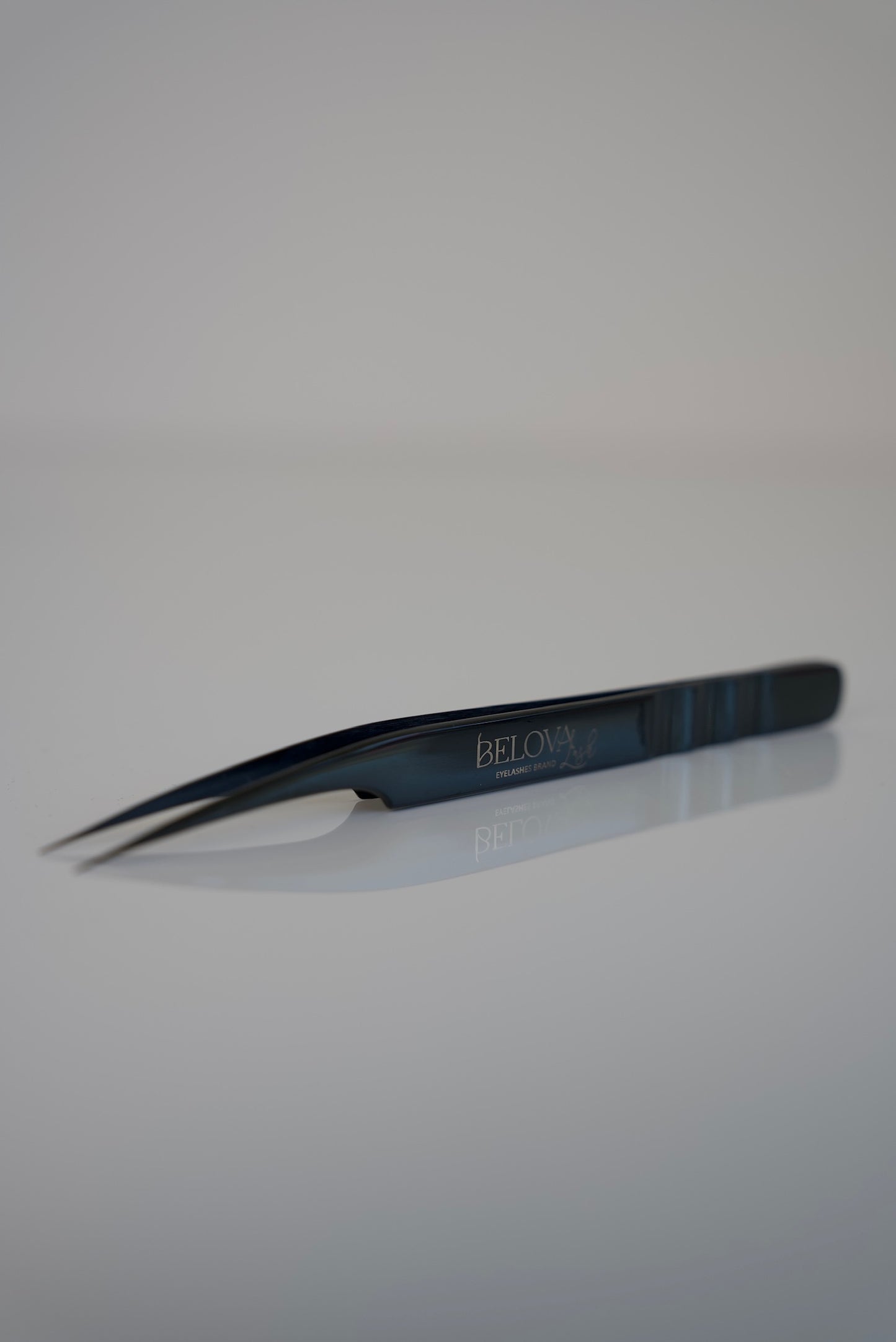 Curved Isolation Tweezers | Belova Lash